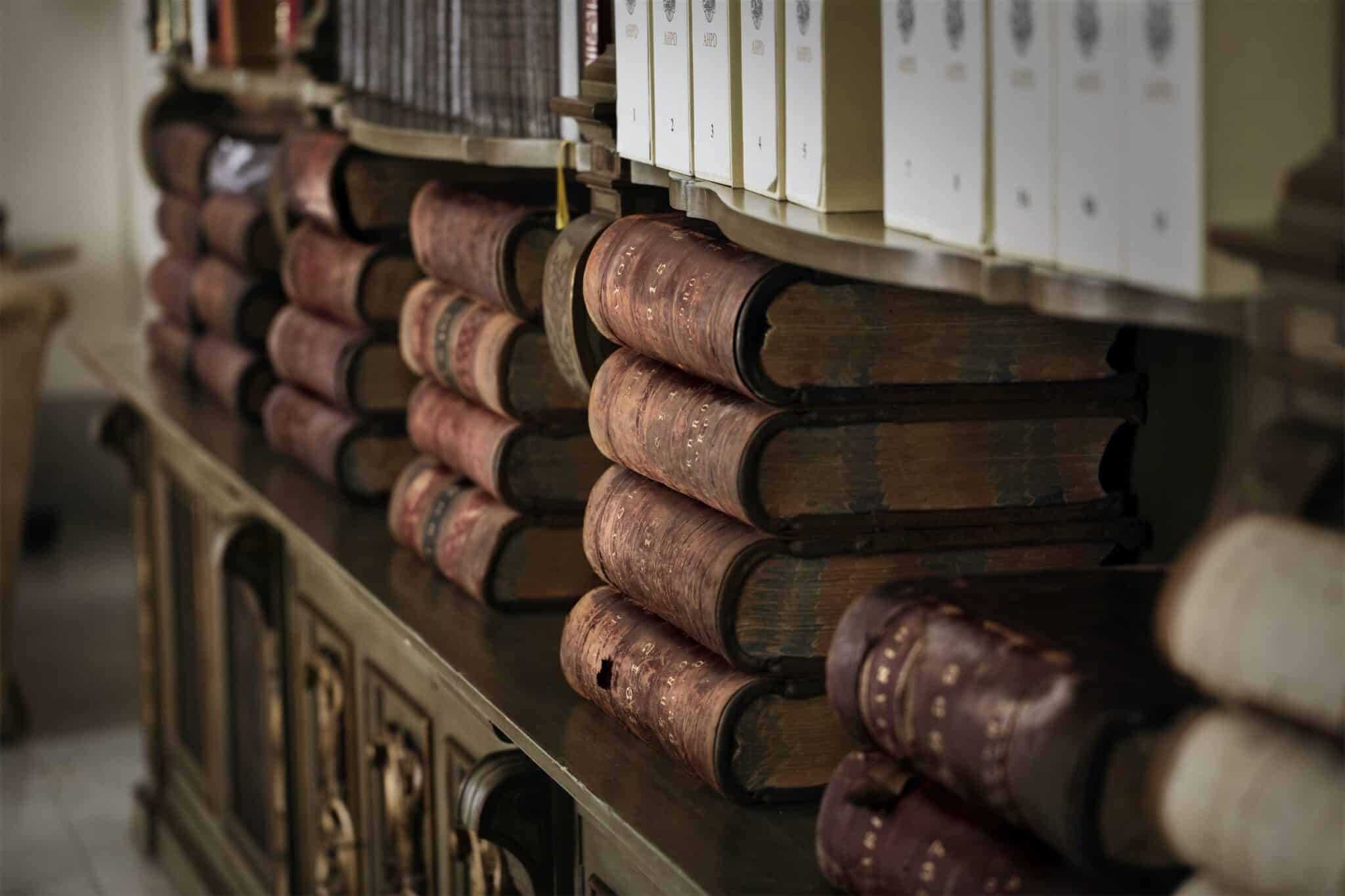 Detalle de libros y archivos en la Biblioteca del Palacio Domecq de Jerez de la Frontera