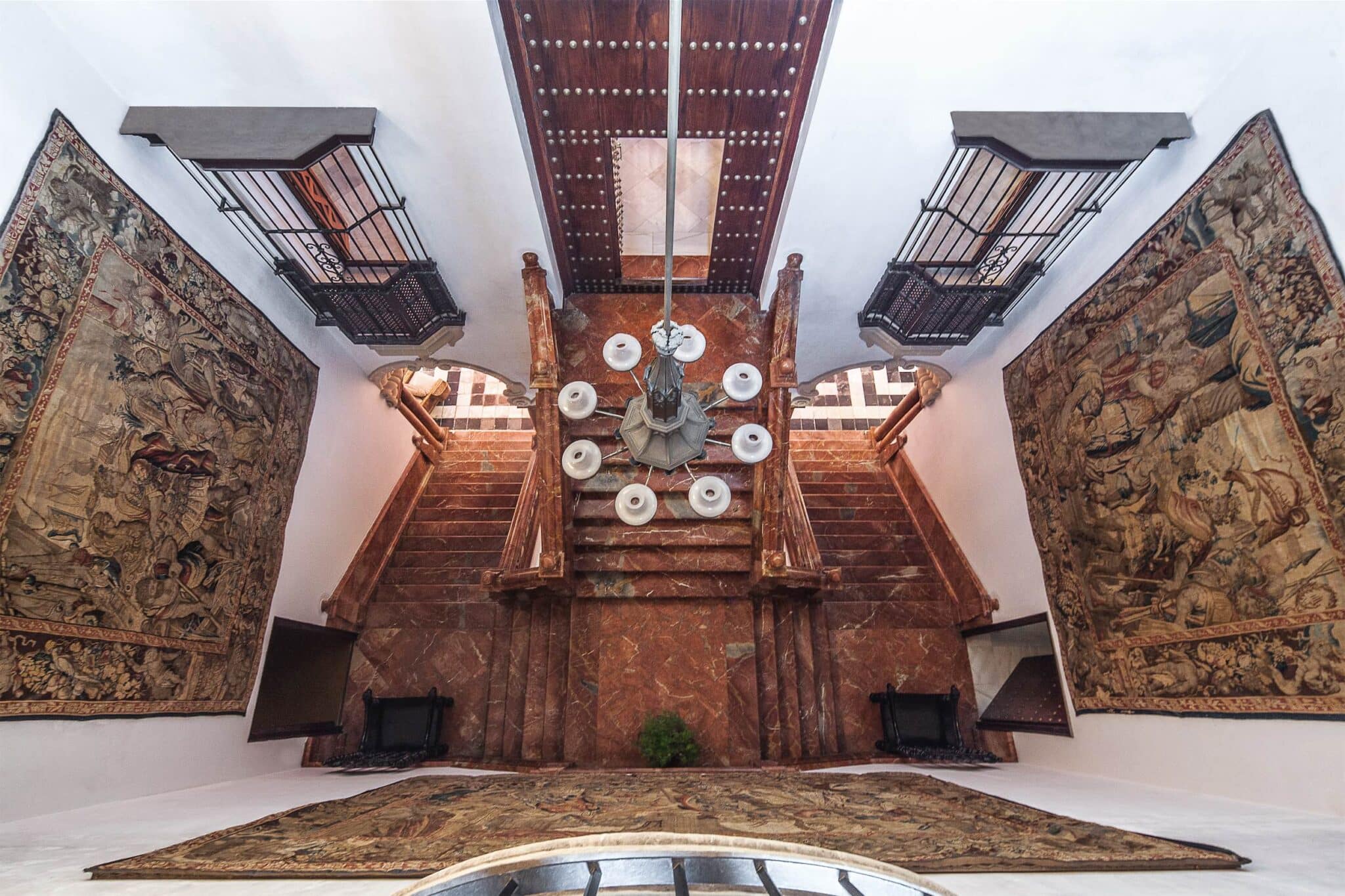 Escalera principal y tapices en el Palacio Domecq de Jerez de la Fontera